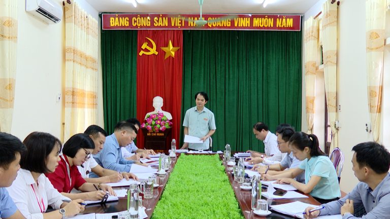 Đoàn công tác của Huyện ủy Phù Ninh kiểm tra kết quả rà soát xã đạt chuẩn nông thôn mới tại xã Lệ Mỹ